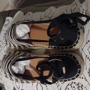 Closed toe espadrilles (nwot)